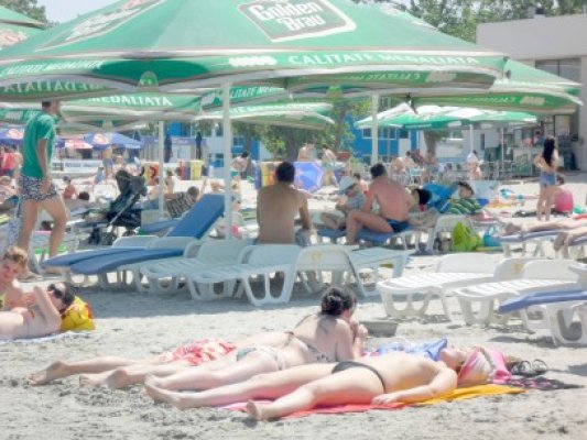 Şezlongurile din Mamaia se pot închiria şi pe bază de card